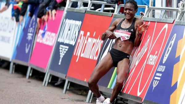 Atleta colapsa en una maratón y llega a la meta arrastrándose&nbsp;&nbsp;