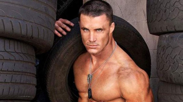 Modelo y estrella de TV muere atropellado por tren