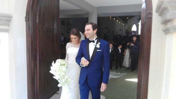 Daniela Misas y Oscar Kafati unen sus vidas en matrimonio ante los ojos de Dios