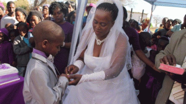 Beso y conmoción: un niño de 9 años se casó con una mujer de 62&nbsp;&nbsp;