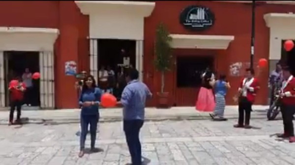 Hombre le ofrece matrimonio a su novia acompañado de música en vivo