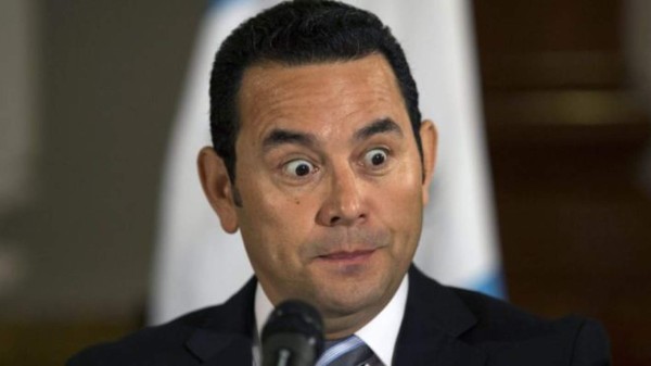 Presidente Jimmy Morales se queda dormido en plena reunión