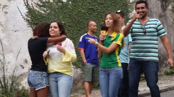 Neymar, consolado por su novia en un humilde hotel de Brasil