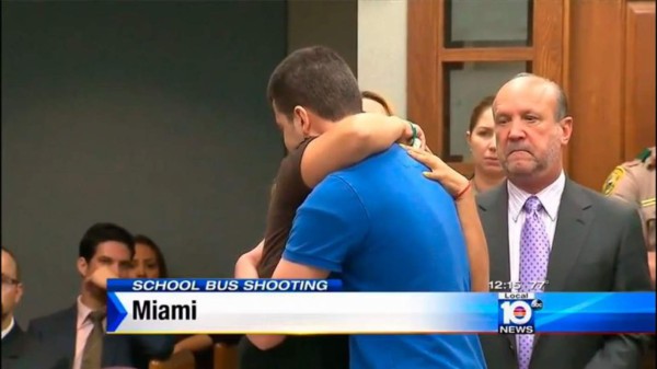 El conmovedor abrazo de una madre con el asesino de su hija