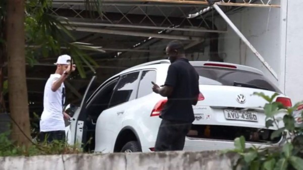 Neymar, consolado por su novia en un humilde hotel de Brasil