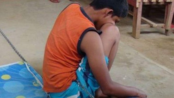 Perú: Niño vive encadenado por estar 'poseído'