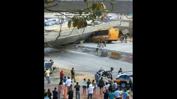 Tragedia: Se desploma puente sobre un autobús y hay muertos