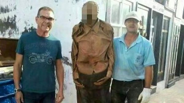 Desenterró un cadáver y se sacó una foto para la familia