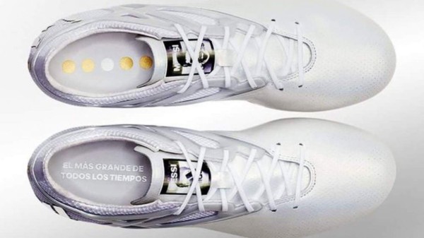 Adidas regala unos tenis de platino a Lionel Messi