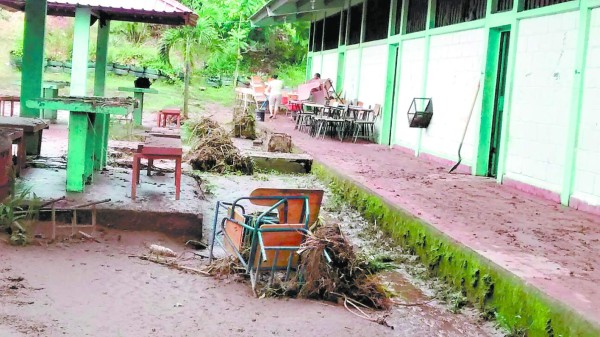 Suspenden clases por daños tras lluvias