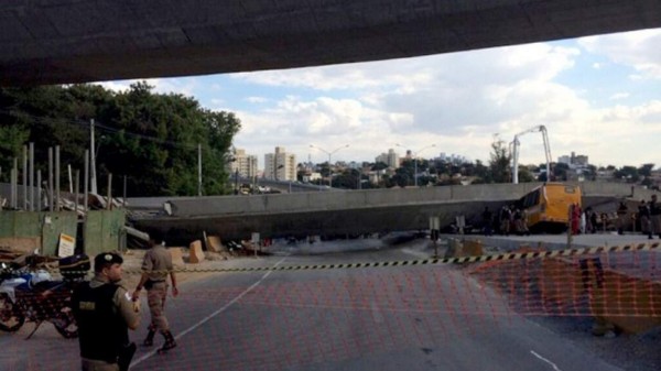 Tragedia: Se desploma puente sobre un autobús y hay muertos