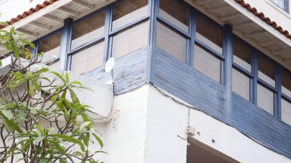 Neymar, consolado por su novia en un humilde hotel de Brasil