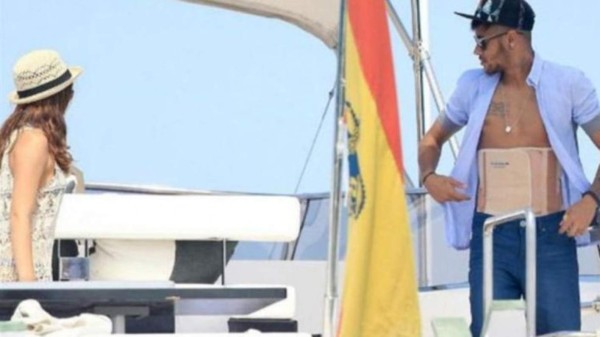 &nbsp;Neymar, con corsé en las playas de España &nbsp;&nbsp;