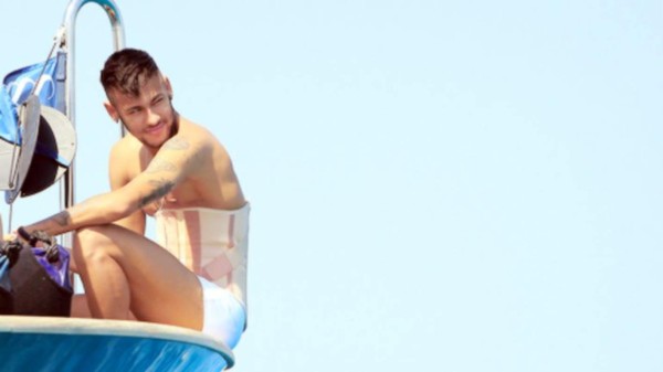 &nbsp;Neymar, con corsé en las playas de España &nbsp;&nbsp;