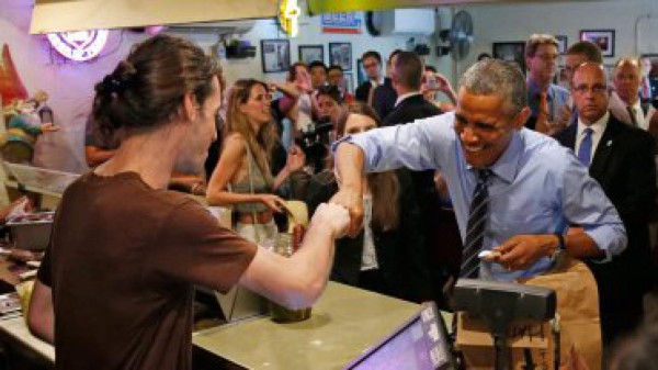 El inesperado momento que vivió Obama al pagar su comida