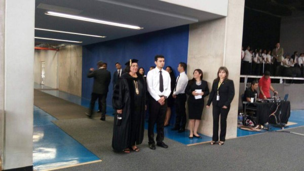 UNAH: 1,200 jóvenes reciben título en megagraduaciones