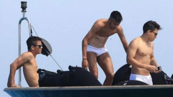 &nbsp;Neymar, con corsé en las playas de España &nbsp;&nbsp;