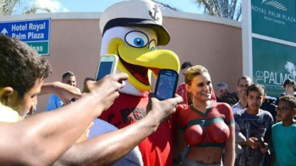 Brasileña se desnuda por Cristiano Ronaldo y causa furor en el Mundial