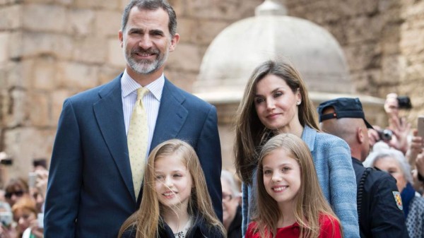 ¿Por qué la infanta Sofía no usa aritos y la princesa Leonor sí?