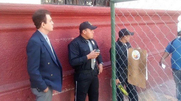 Impiden 'por un rato' el ingreso al Legislativo a Nasralla