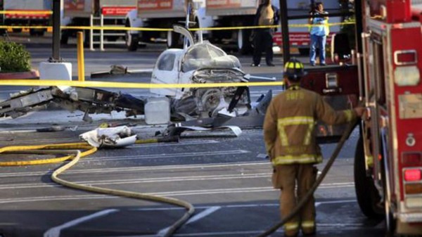 Cayó una avioneta sobre un centro comercial en San Diego