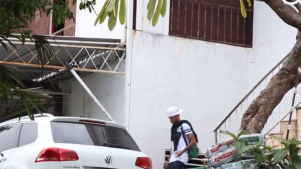 Neymar, consolado por su novia en un humilde hotel de Brasil