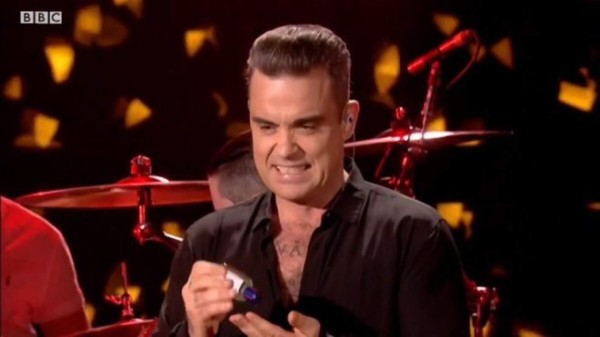 Robbie Williams, en el momento en el que se desinfecta las manos. Foto Captura