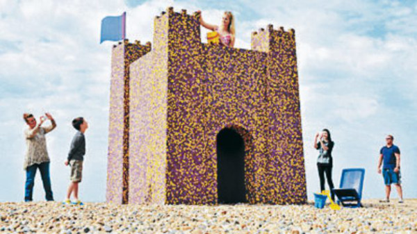 Construyen castillo de chocolate