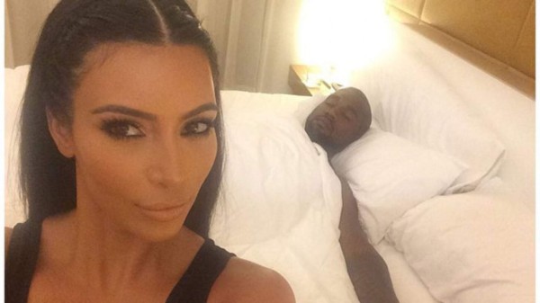 La selfie de Kim Kardashian con su marido en la cama