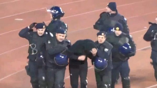 Un intruso encapuchado y armado salta al campo para agredir al árbitro&nbsp;&nbsp;