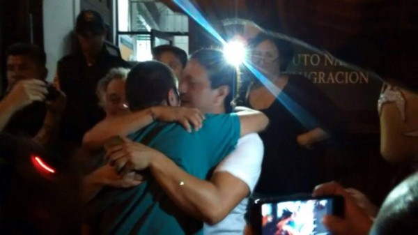 Estudiante chileno vuelve a su país tras denunciar tortura