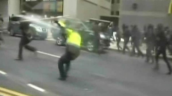 Choques entre manifestantes anti Trump y la policía en Washington