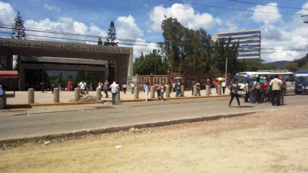Honduras: Estudiantes del MEU protestan con tomas en el bulevar Suyapa