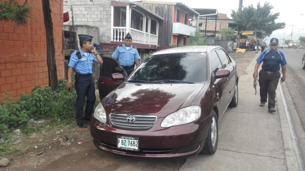 Abandonan vehículo en colonia Villa Nueva de la capital; autoridades investigan posible secuestro