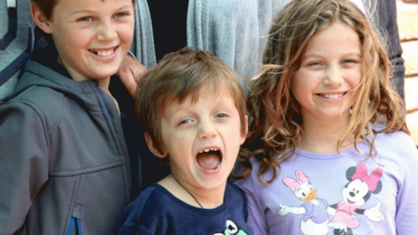 La historia del abuelo que viajaba con sus tres nietos