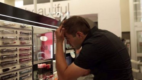 El indigente guapo que conquista mujeres para no dormir en la calle