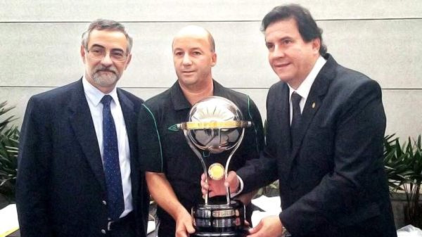 Independiente Santa Fe de Colombia entrega réplica del título al Chapecoense