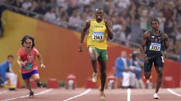 Niña corre aterrorizada de un pavo real y le hacen graciosos memes