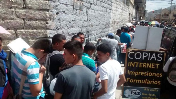 Abarrotadas oficinas del Registro Vehicular