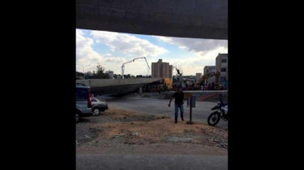 Tragedia: Se desploma puente sobre un autobús y hay muertos