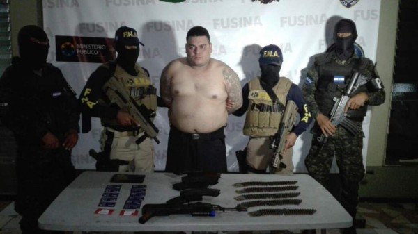 Sánchez Montoya fue acusado el domingo 28 de mayo por la Fiscalía Especial contra el Crimen Organizado por los delitos de asociación ilícita, portación ilegal de armas de uso prohibido y posesión ilegal de municiones, y fue enviado a prisión.