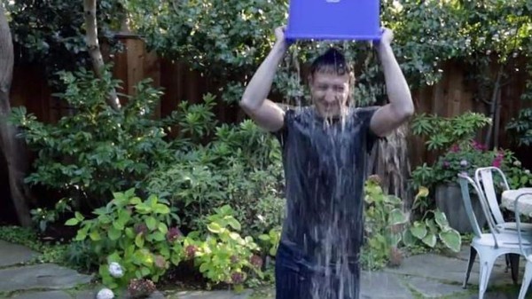 Fundador de Facebook explica por qué usa la misma camiseta