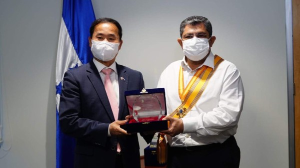 Empresa privada de Corea reconoce gestión de Leonel Ayala&nbsp;&nbsp;