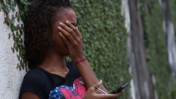 Neymar, consolado por su novia en un humilde hotel de Brasil