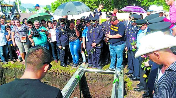 Con honores sepultan restos de familia que murió en accidente