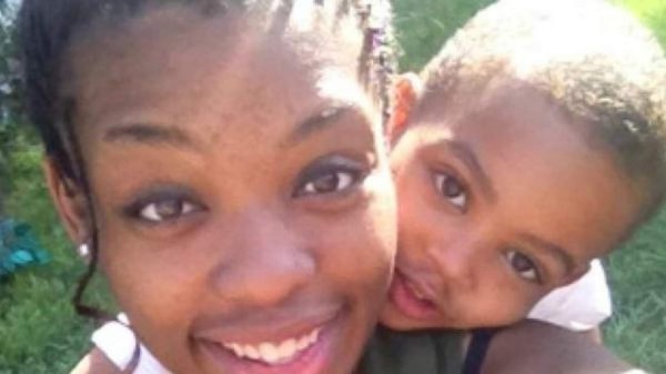 Una madre muere frente a su hijo de un año mientras transmitía un Facebook Live