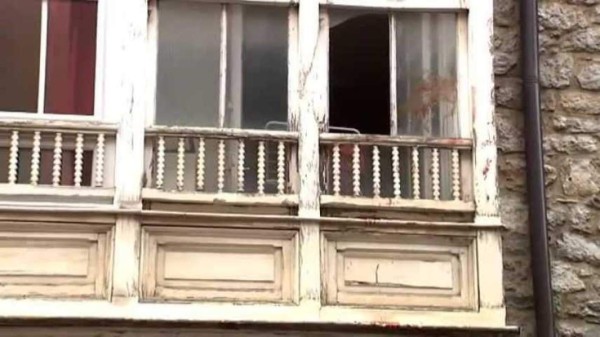 Abusó de una bebé y al ser descubierto la tiró por una ventana