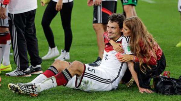 Las bellas novias de los campeones del mundo