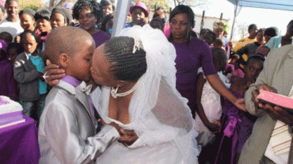 Beso y conmoción: un niño de 9 años se casó con una mujer de 62&nbsp;&nbsp;