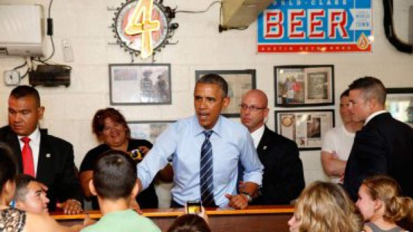 El inesperado momento que vivió Obama al pagar su comida